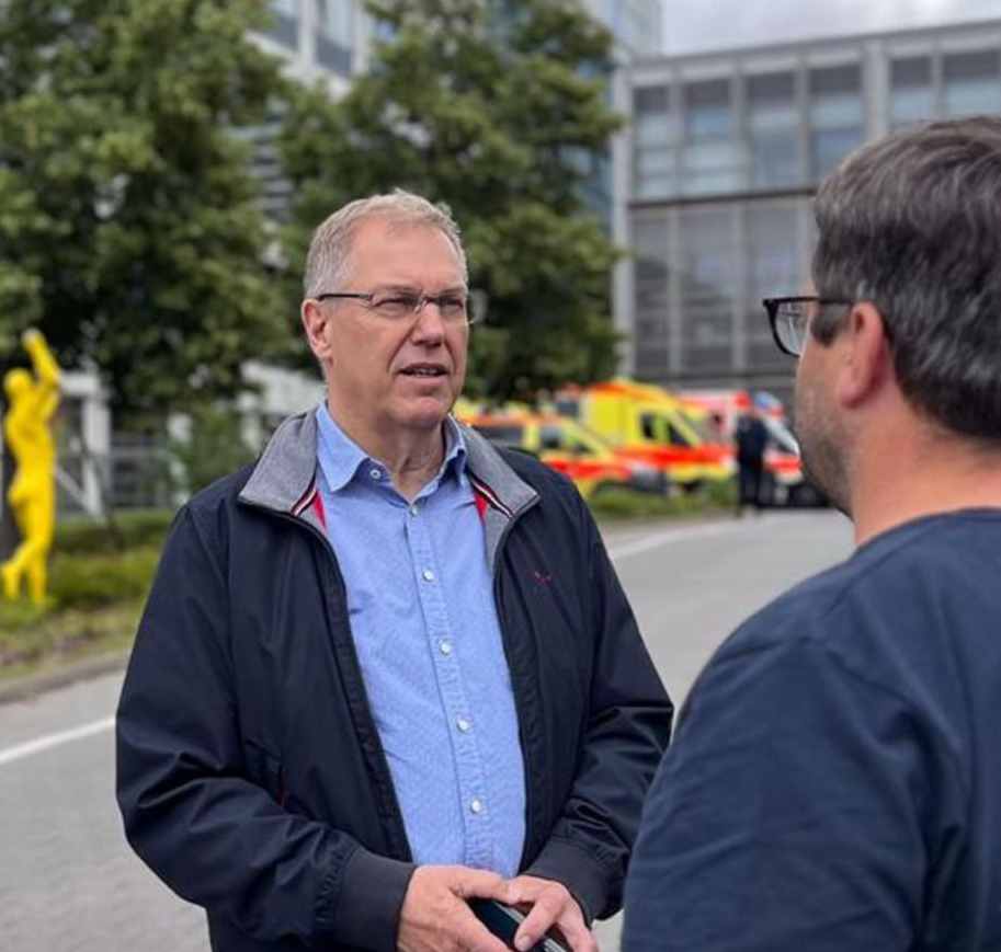 Dierk Lause im Eingangsbereich des Universittsklinikums